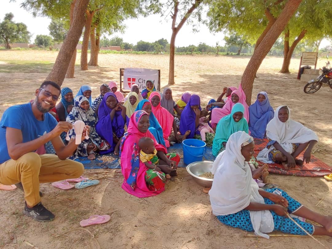Frauen und ein RAIN WORKER bei einer gemeinsamen Aufklärungsrunde im Niger zu Gesundheit, Körperwissen und Selbstbestimmung.