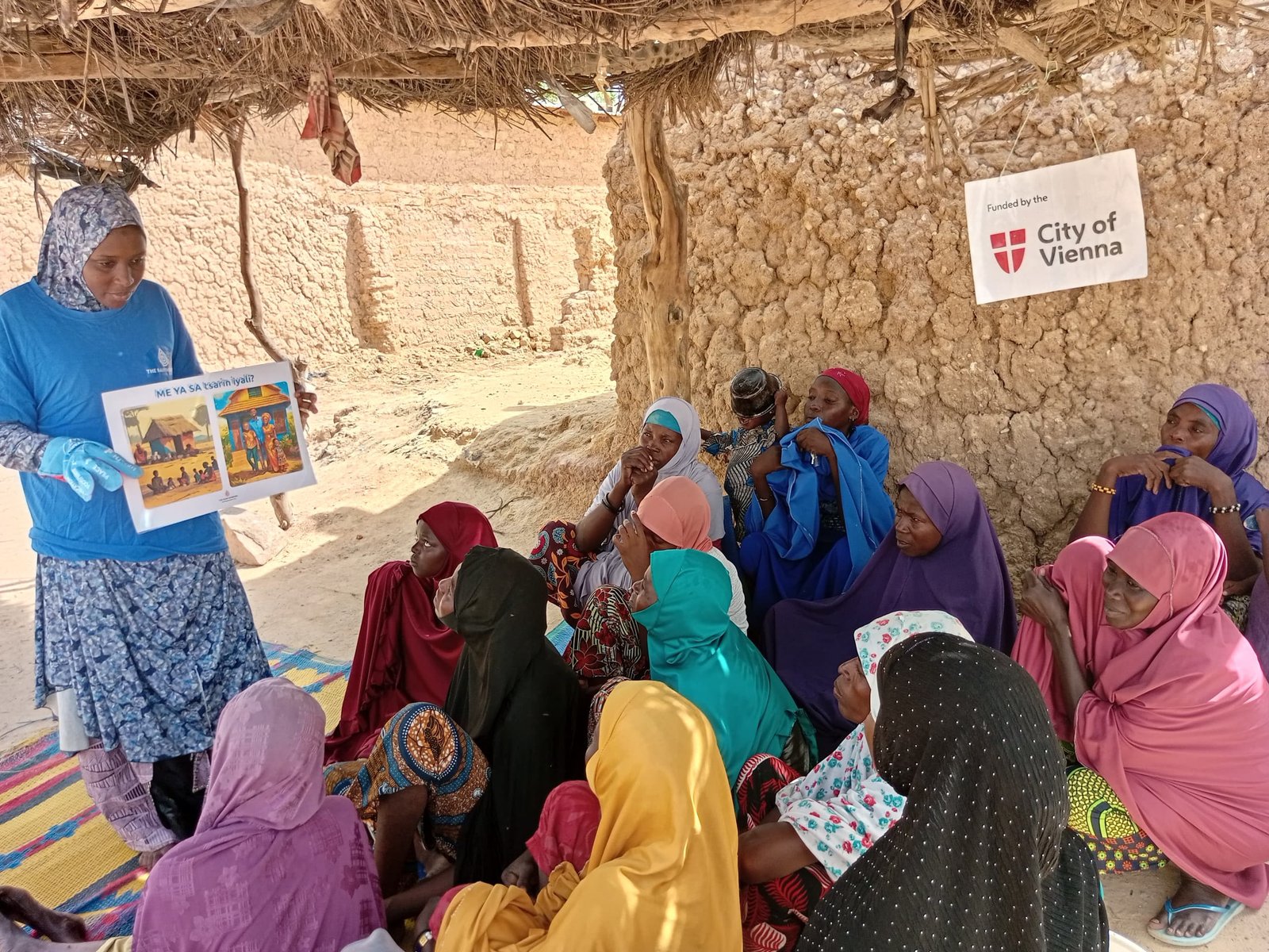 RAIN WORKERin nutzt unser Poster bei einem Outreach im Niger, um mit Frauen über Familienplanung und selbstbestimmte Entscheidungen zu sprechen.