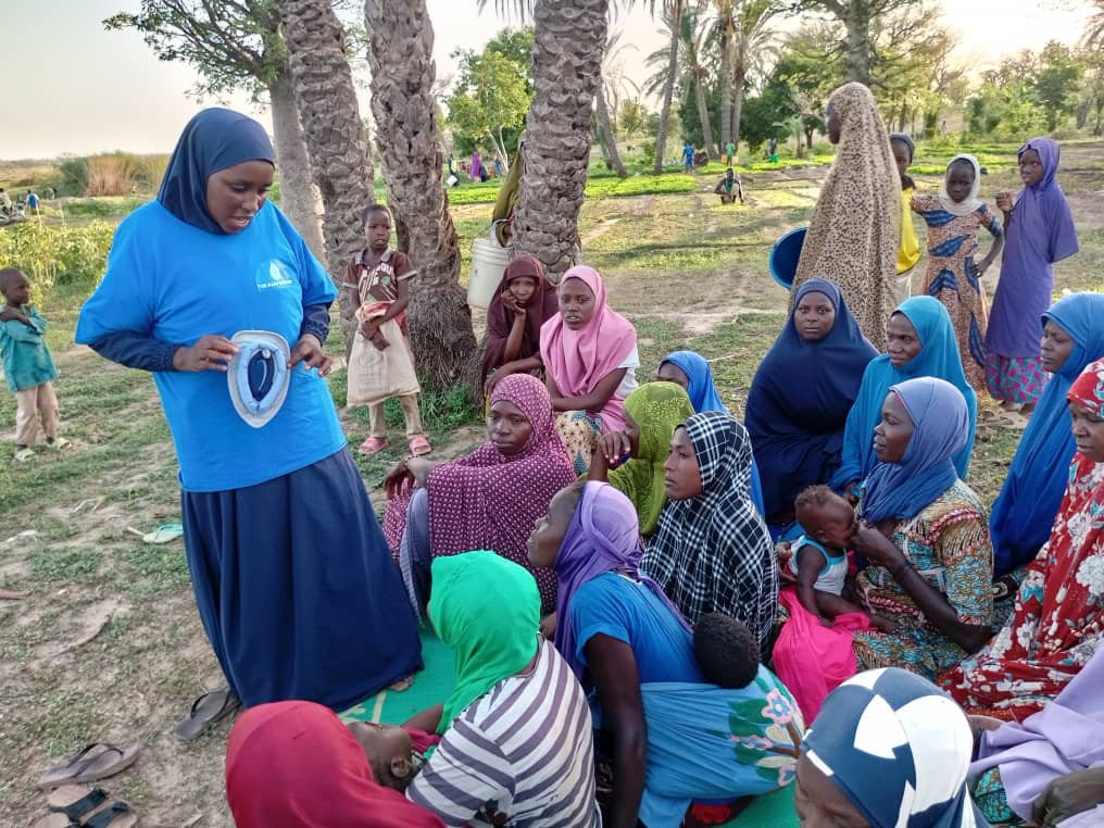 RAIN WORKERin erklärt einer Gruppe von Frauen im Niger mit dem KLITORIS-TOOL Themen der sexuellen und reproduktiven Gesundheit.
